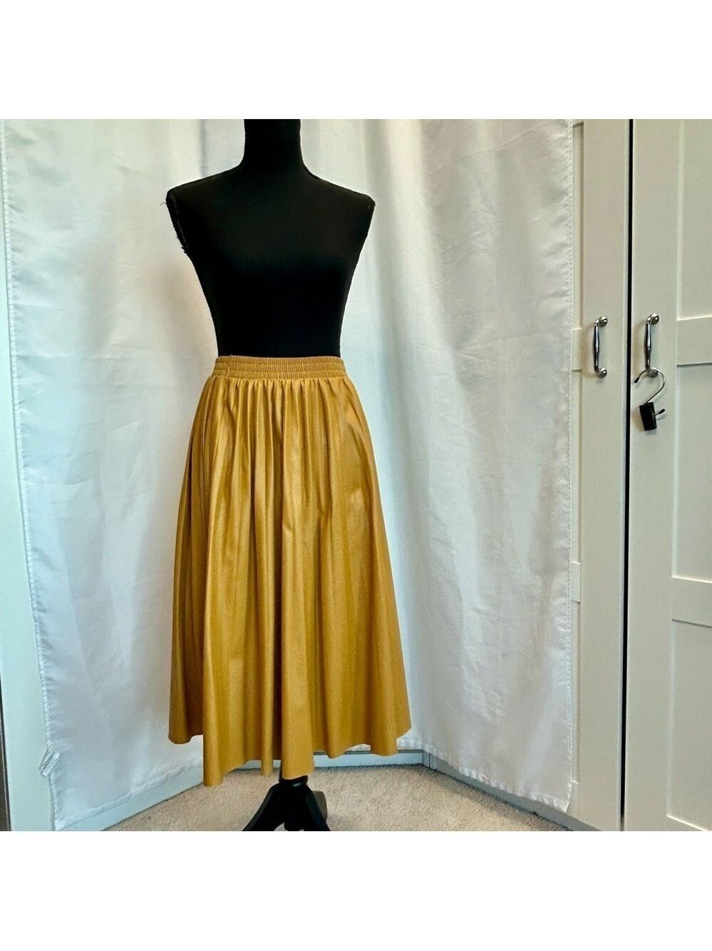 Kate Hewko mustard yellow faux leather A-line pleated midi skirt - Picture 4 of 9